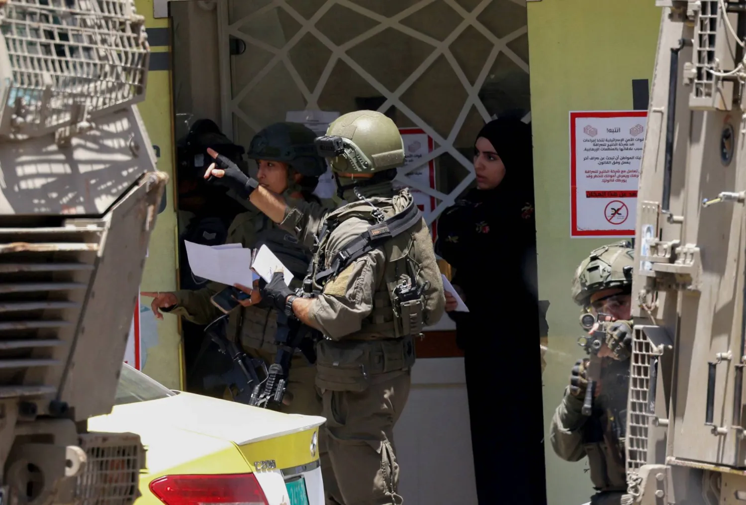 القوات الإسرائيلية تداهم عدداً من محال الصرافة في مدن مختلفة من الضفة الغربية المحتلة (أ.ف.ب)