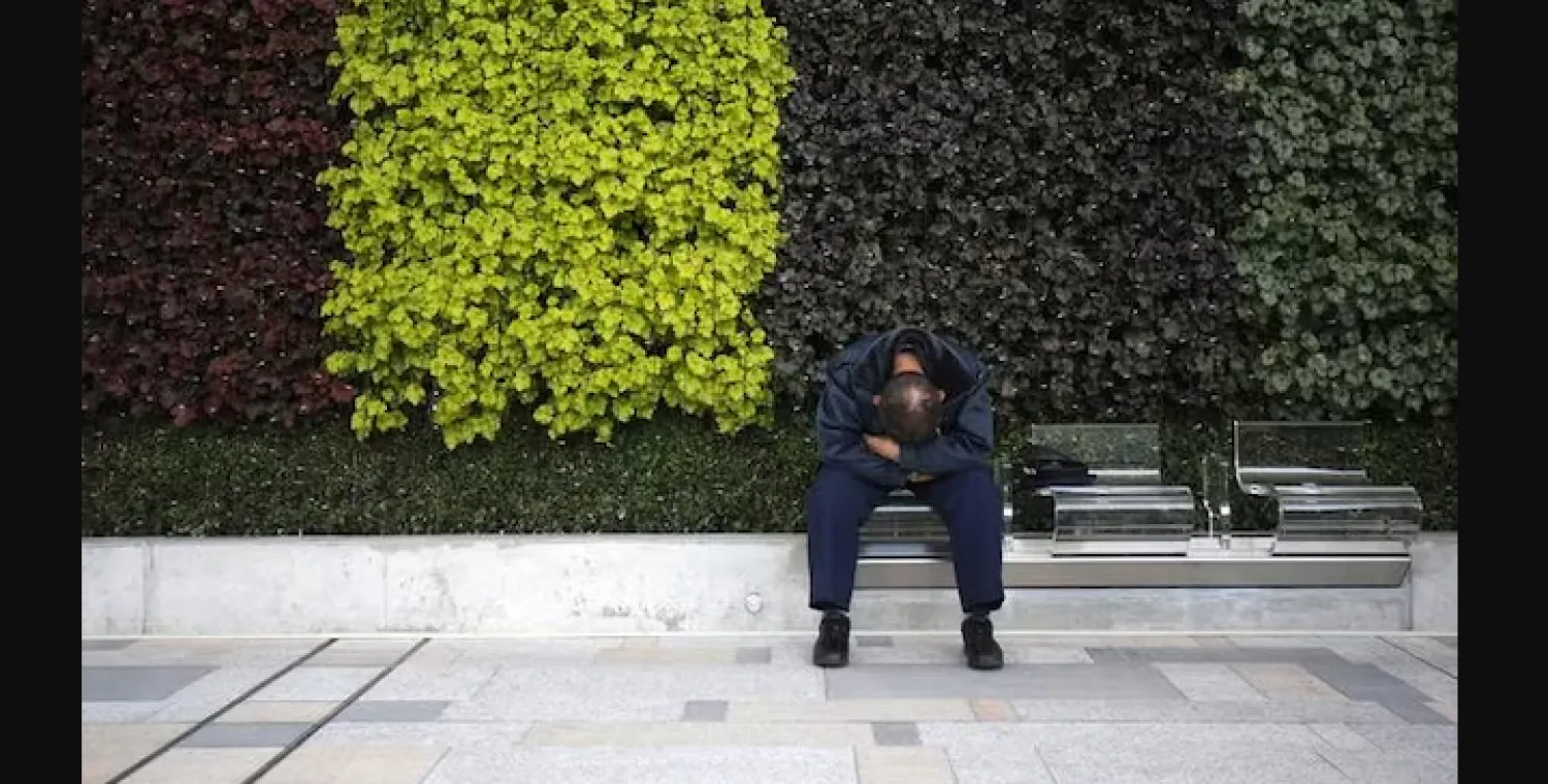 الشخص المُصاب بالقلق قد تراوده أفكارٌ ترتبط بصدماتٍ وتجاربَ سيئة سابقة (رويترز)