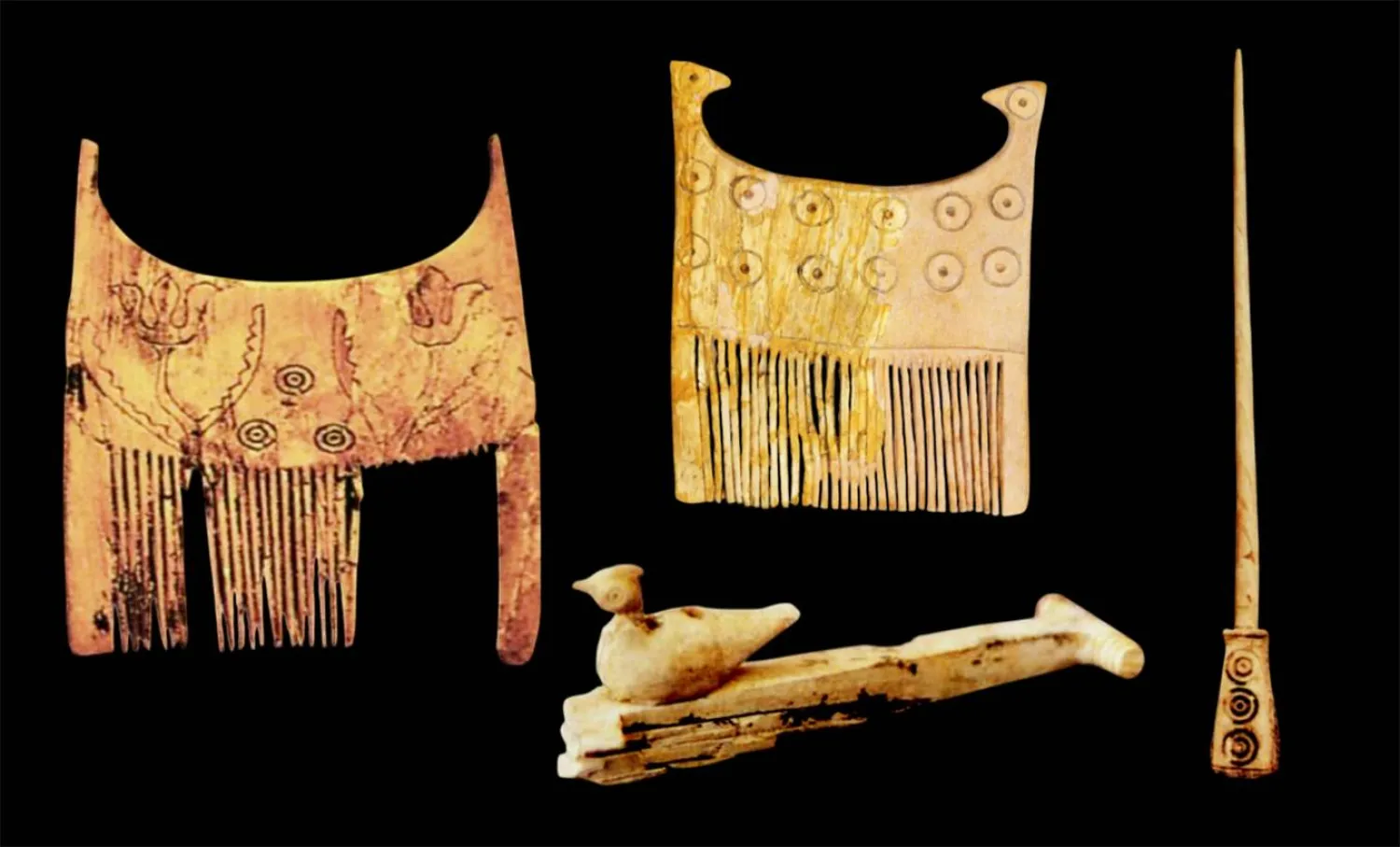 أربع قطع عاجية من موقع تل أبرق