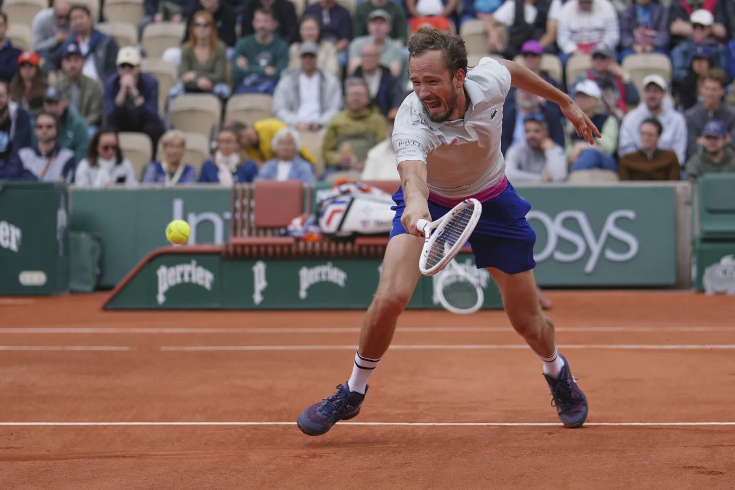 الروسي دانييل ميدفيديف يودّع رولان غاروس (أ.ب)