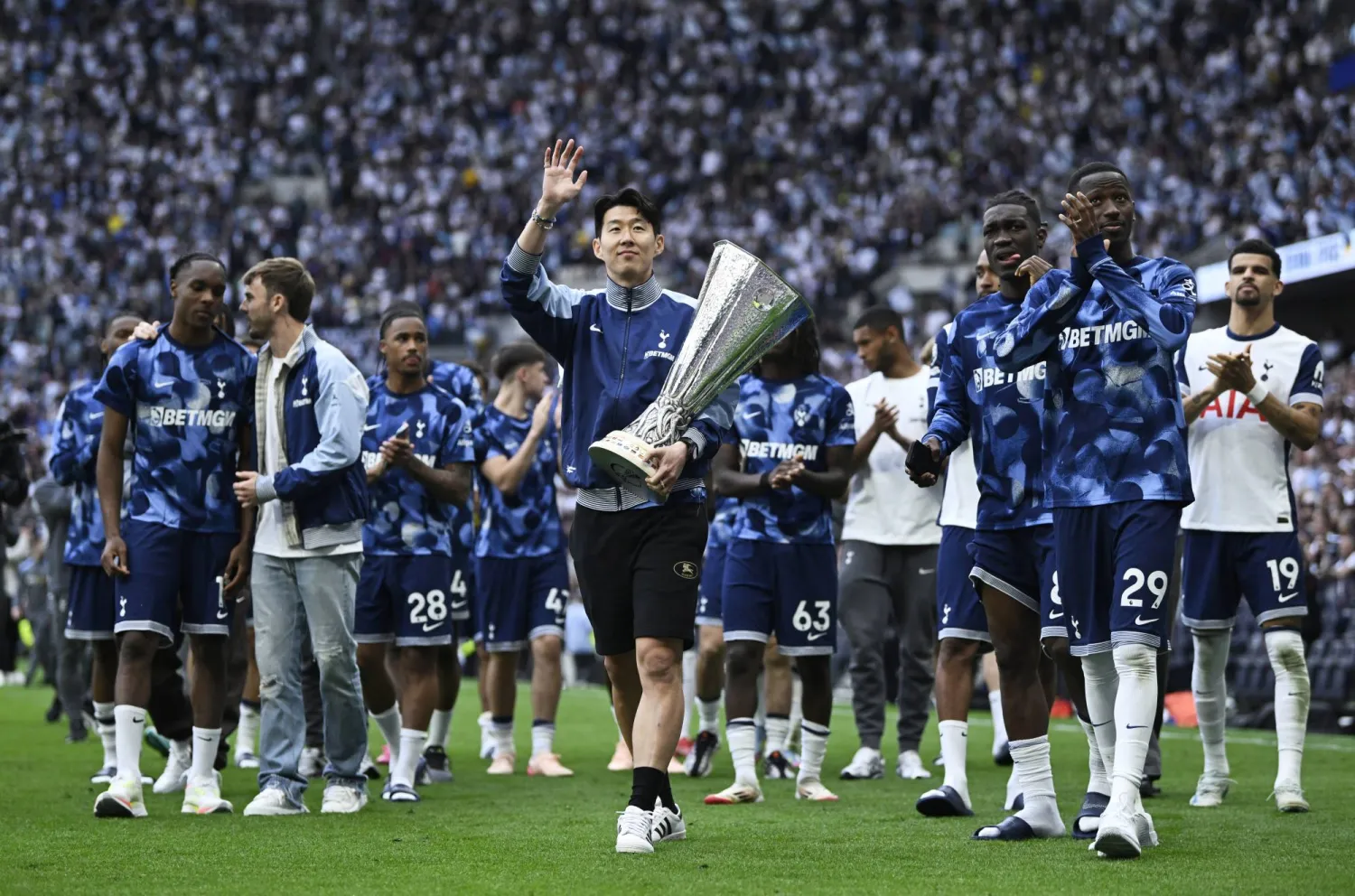 سون إحدى أساطير توتنهام الذي قاده للفوز بأول لقب للنادي منذ عام 2008  (رويترز)