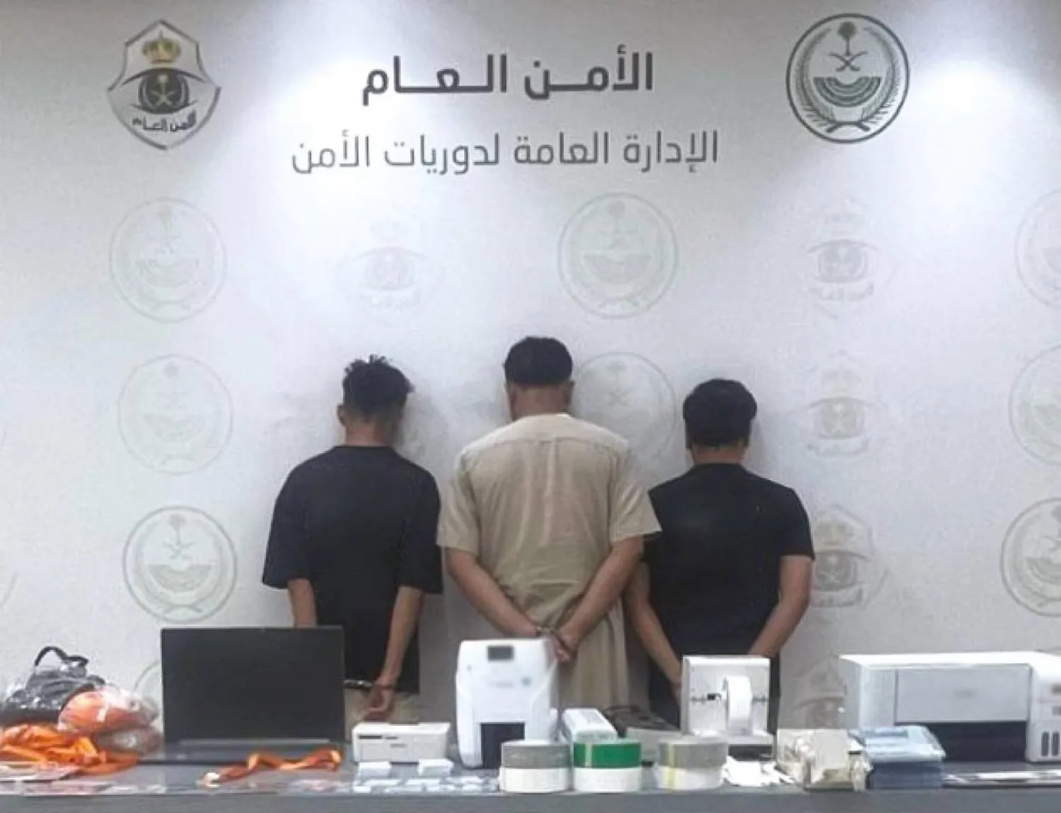 القبض على 3 مقيمين في مكة المكرمة روّجوا بطاقات «نسك» وأساور حج مزورة (الأمن العام)