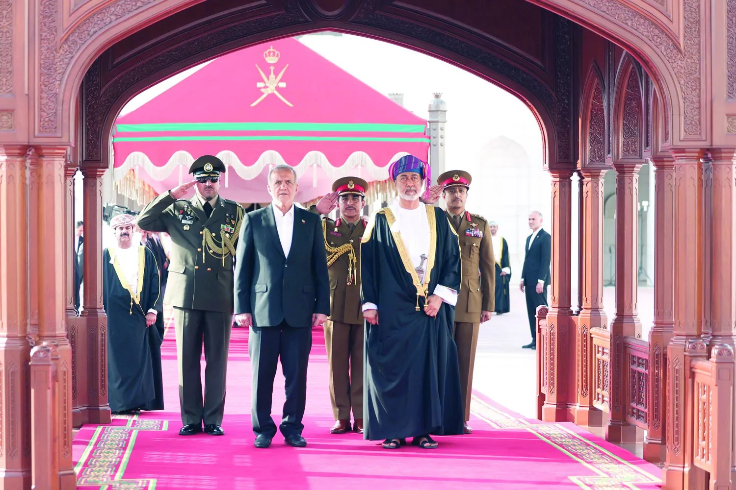 
سلطان عمان هيثم بن طارق يستقبل الرئيس الإيراني مسعود بزشكيان في قصر العلم أمس (الرئاسة الإيرانية)