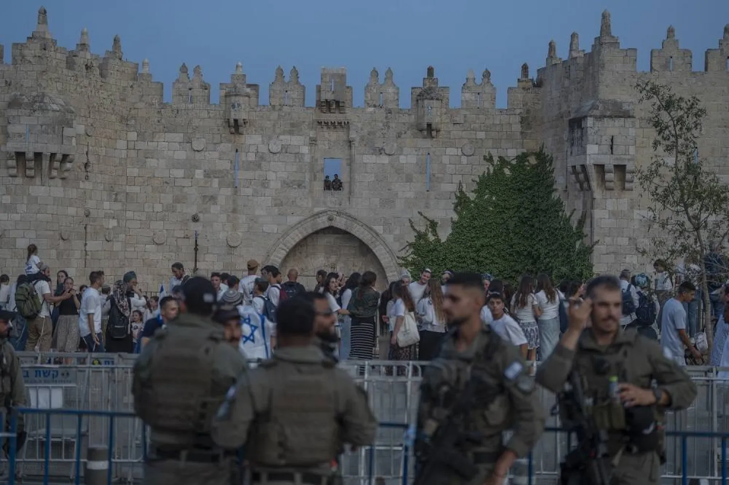 26 May 2025, Jerusalem: Police officers stand guard as far-right Israeli settlers and nationalists march through the Old City of Jerusalem to mark “Jerusalem Day”. (dpa) 