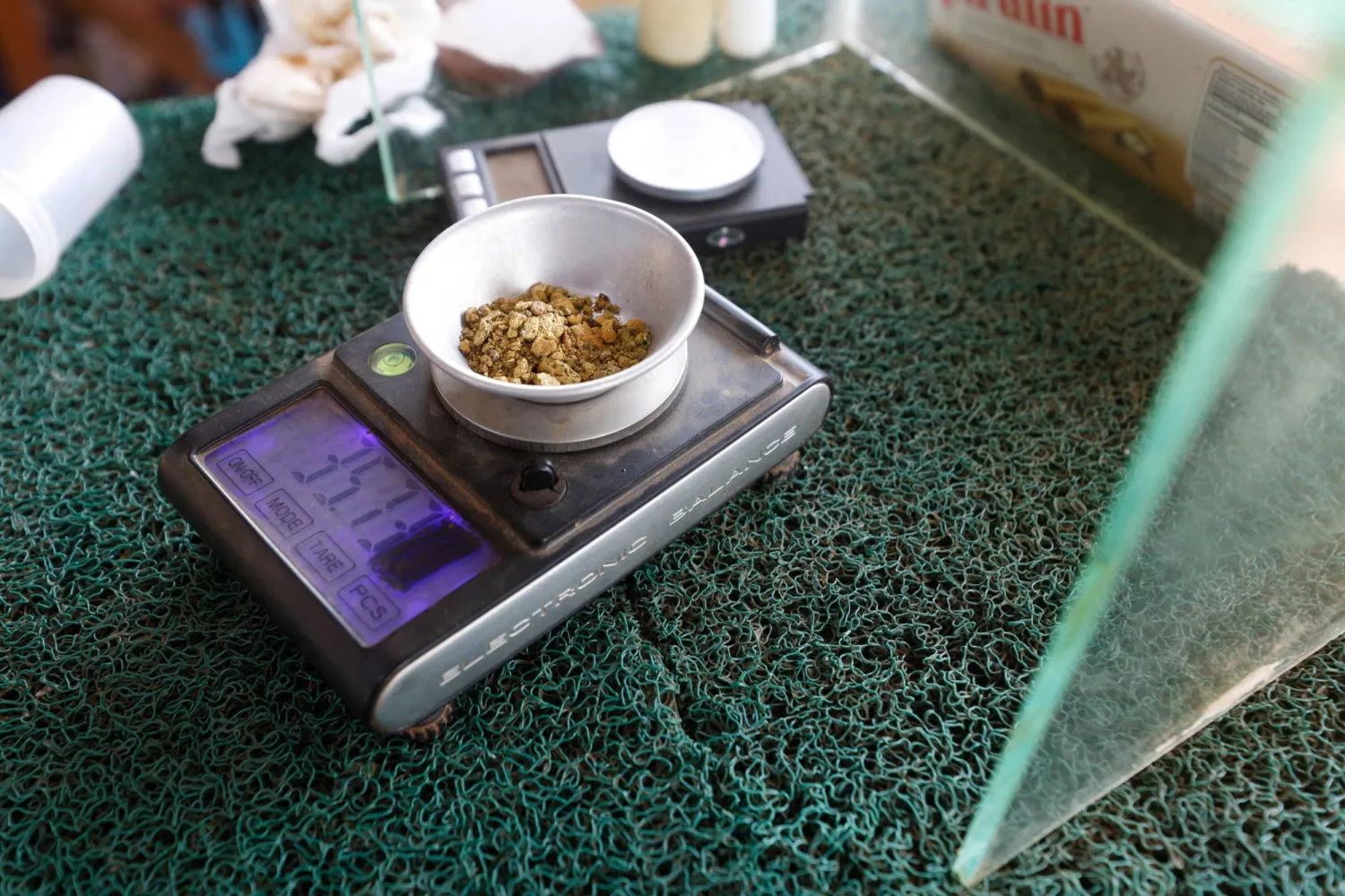 رجل يدفع في متجر غرامات من الذهب وهي وسيلة للدفع في إلدورادو التعدينية بولاية بوليفار بفنزويلا (أ.ف.ب)