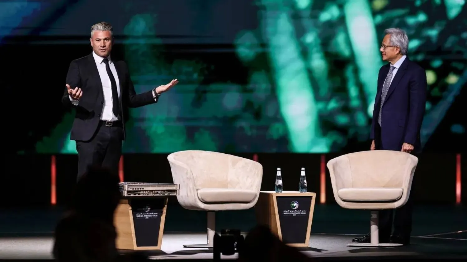 الرئيسان التنفيذيان لـ«إنفيديا» و«هيوماين» خلال منتدى الاستثمار السعودي الأميركي في الرياض (رويترز)