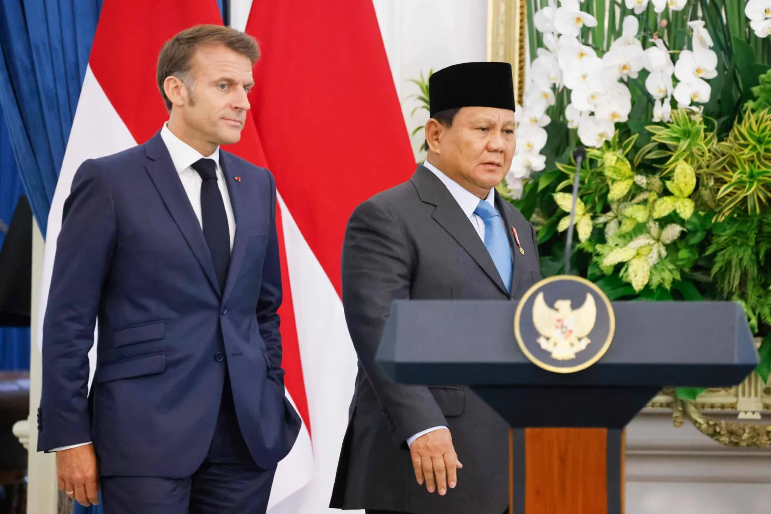 France's President Emmanuel Macron (L) and Indonesia's President Prabowo Subianto arrive for a press briefing at Merdeka Palace in Jakarta on May 28, 2025. (Photo by Ludovic MARIN / AFP)