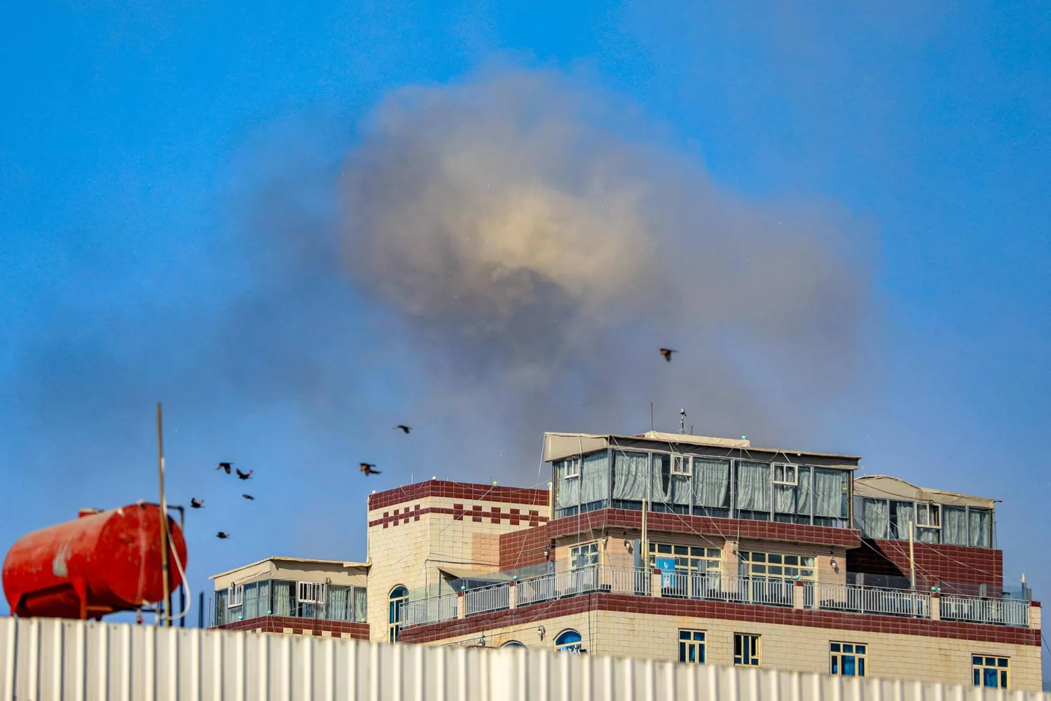 تصاعُد سحابة دخان بعد غارة جوية على العاصمة اليمنية صنعاء التي يسيطر عليها الحوثيون في 31 ديسمبر 2024 (أ.ف.ب)