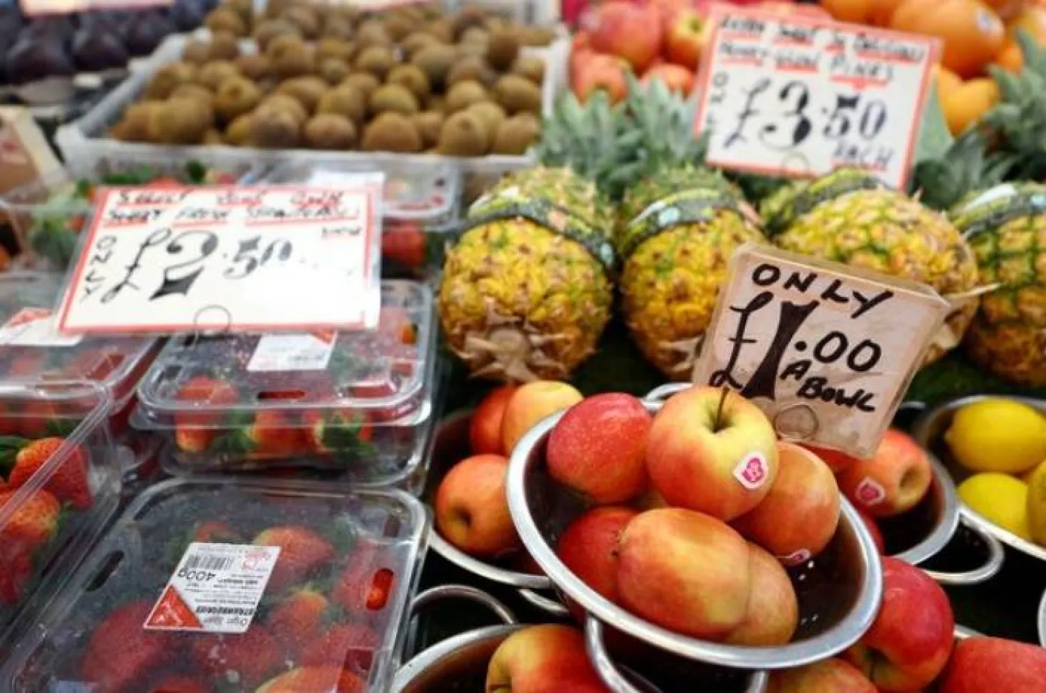 فاكهة معروضة للبيع في كشك بسوق «لويشام» جنوب شرقي لندن (رويترز)