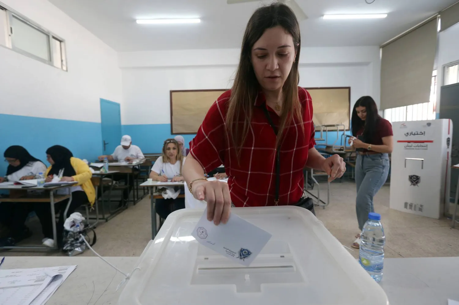 لبنانية تقترع في الانتخابات البلدية والاختيارية التي شهدها لبنان خلال شهر مايو 2024 (إ.ب.أ)
