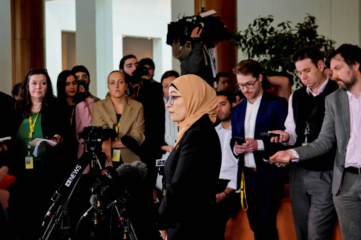 عضو مجلس الشيوخ عن ولاية أستراليا الغربية فاطمة بيمان تعقد مؤتمراً صحافياً في القاعة الجدارية بمبنى البرلمان الأسترالي في كانبيرا (رويترز)