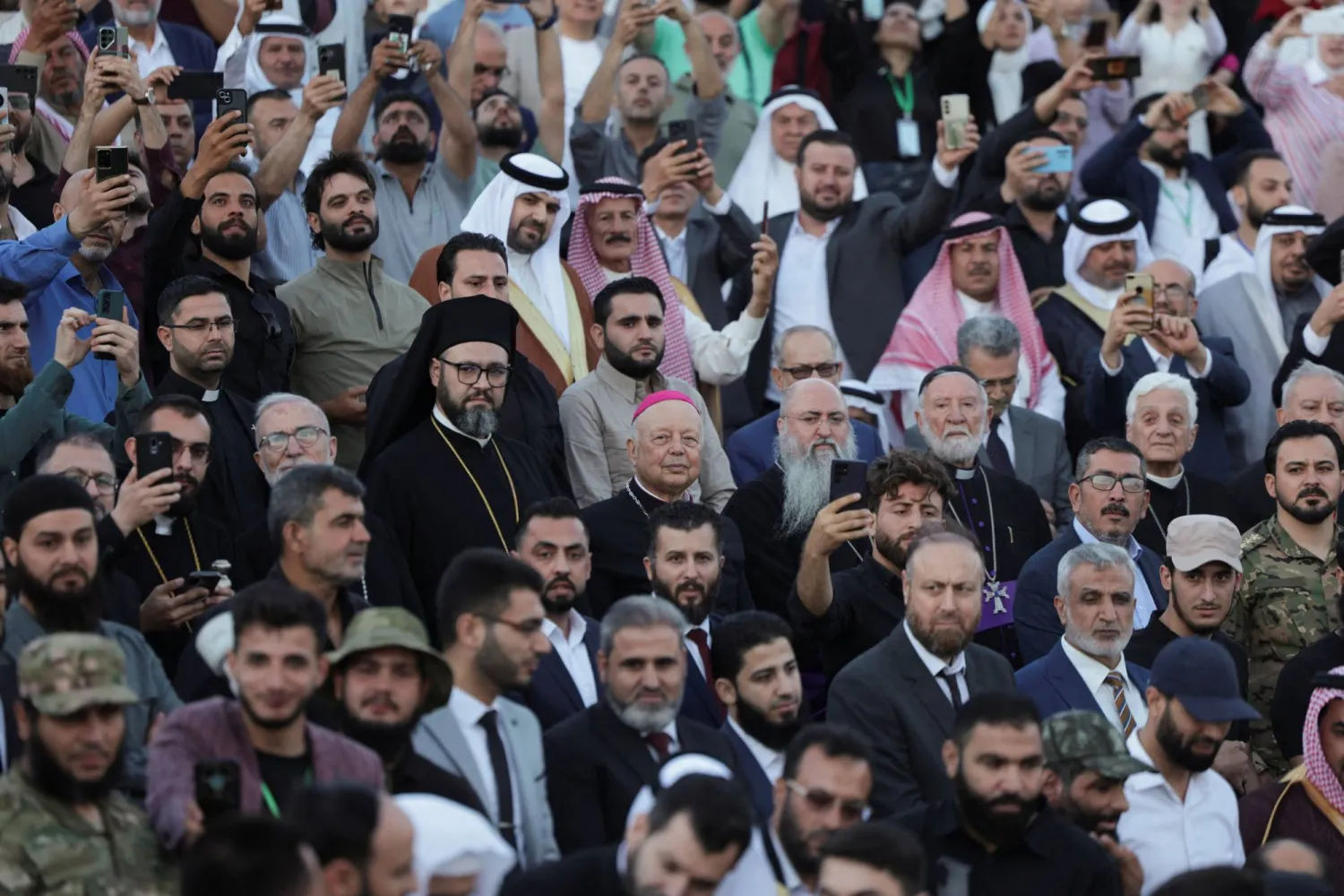 مشاركة شعبية في احتفال «حلب مفتاح النصر» مساء الثلاثاء بحضور الرئيس الشرع (رويترز)