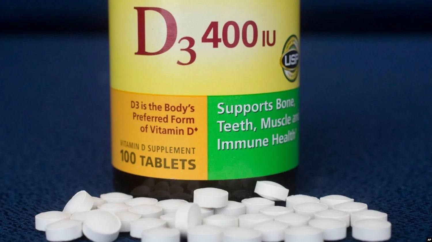 يساعد فيتامين «د3» على تثبيت المعادن في العظام ومنع فقدانها ما يقلل من مخاطر الإصابة بكساح العظام عند الأطفال وهشاشة العظام لدى كبار السن (أ.ب)