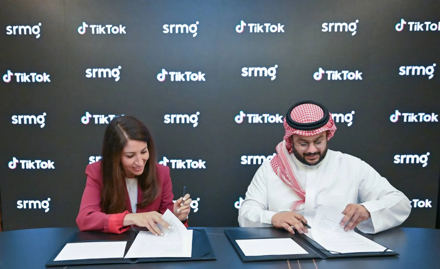 جانب من توقيع الاتفاقية بين «الأبحاث والإعلام» و«تيك توك» (الشرق الأوسط)