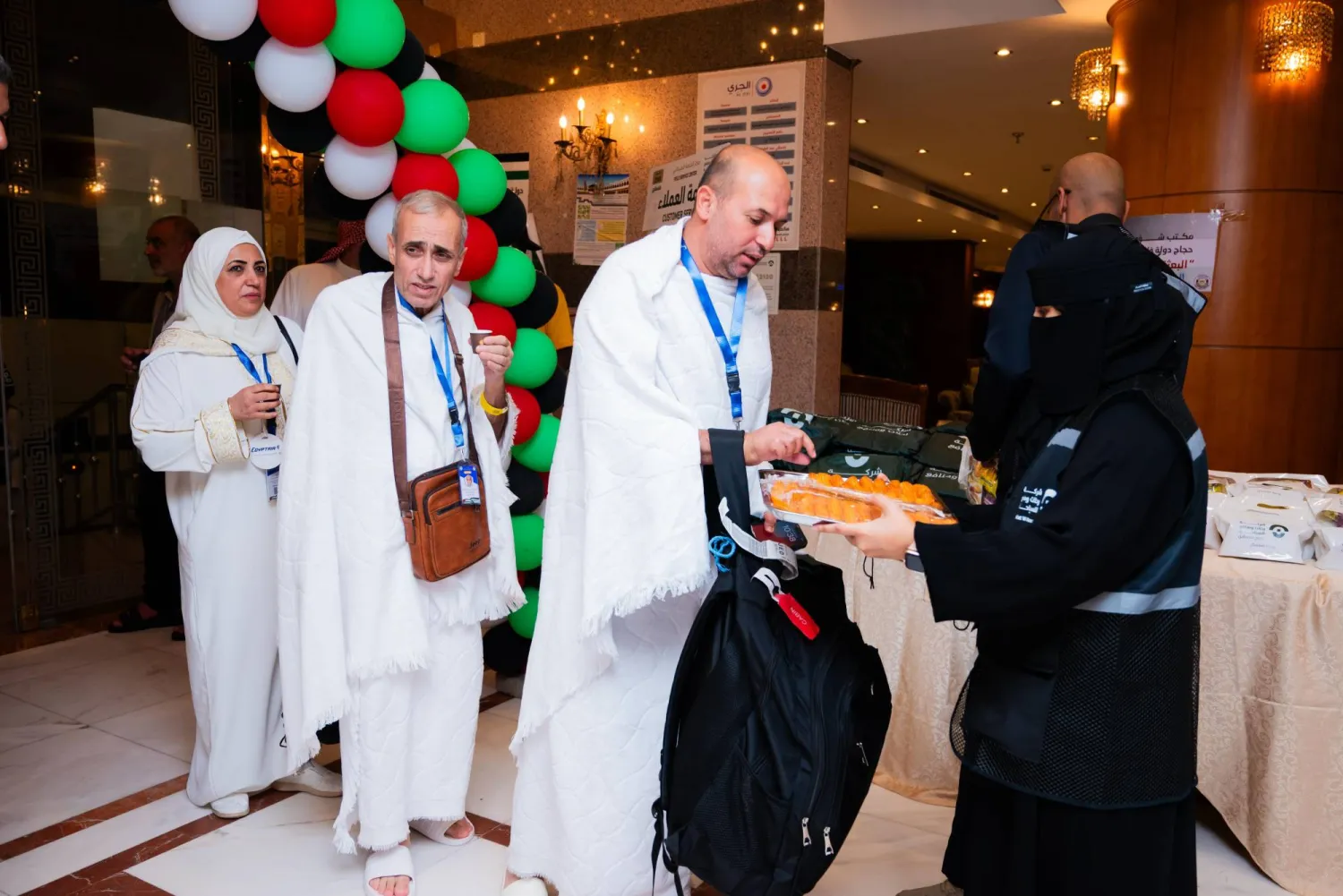 حفاوة وترحاب بالغَين استُقبلت بهما أولى طلائع حجاج فلسطين لدى وصولهم مقرّ سكنهم في مكة المكرمة (الشرق الأوسط)