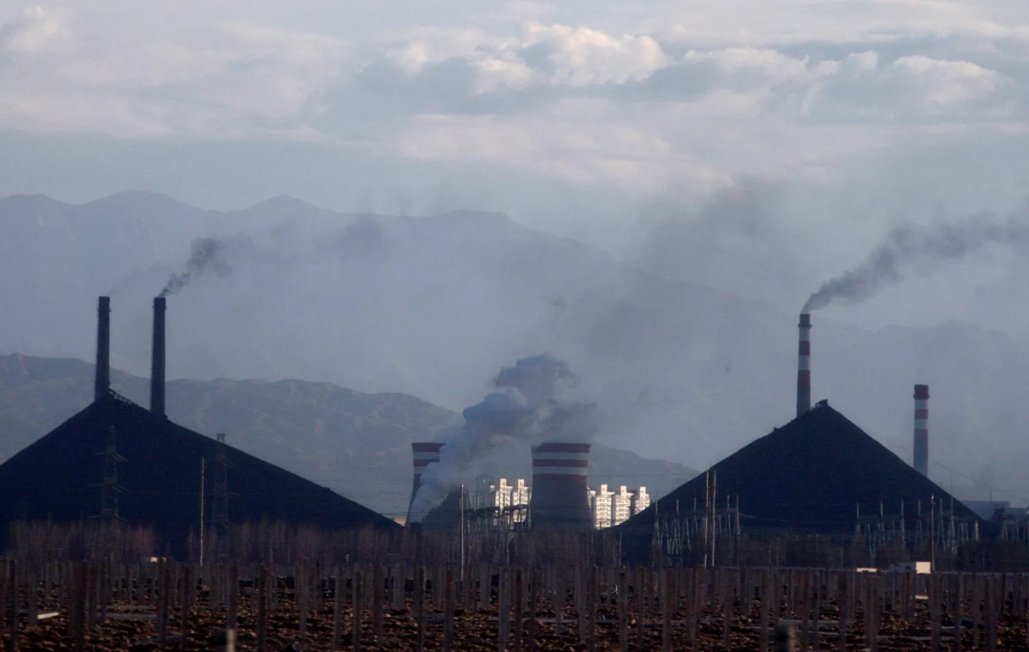 أحد مصانع الصلب في مدينة جيايوغوان شمال غربي الصين (رويترز)