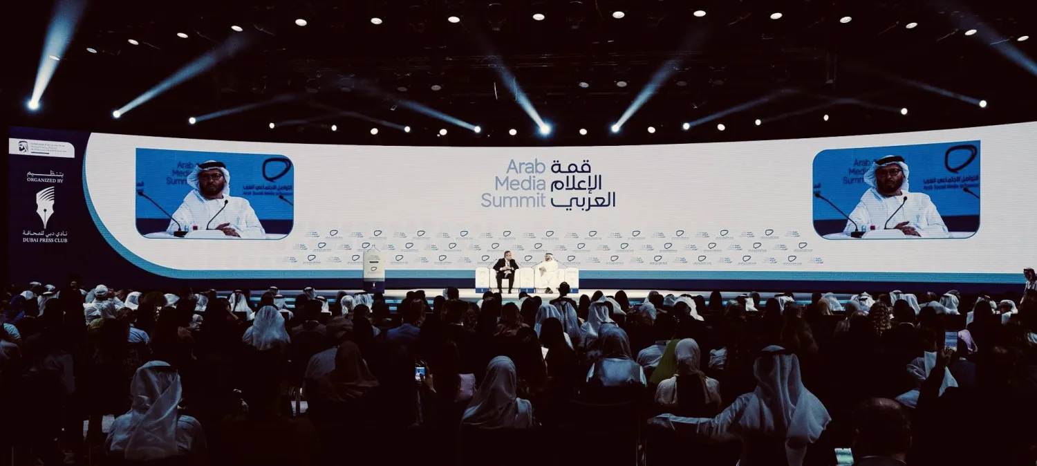 مستشار رئيس الإمارات الدكتور أنور قرقاش خلال جلسة في قمة الإعلام العربي (الشرق الأوسط)