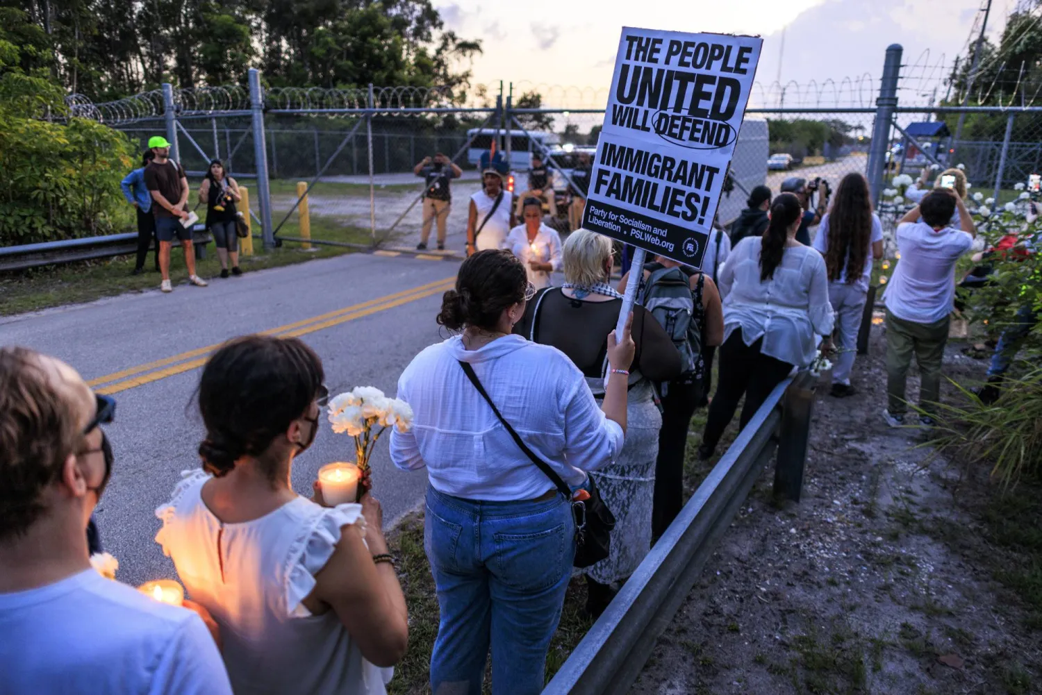 ناشطون يتظاهرون ضد عمليات الترحيل خارج مركز احتجاز للمهاجرين بالولايات المتحدة في ميامي 24 مايو (إ.ب.أ)