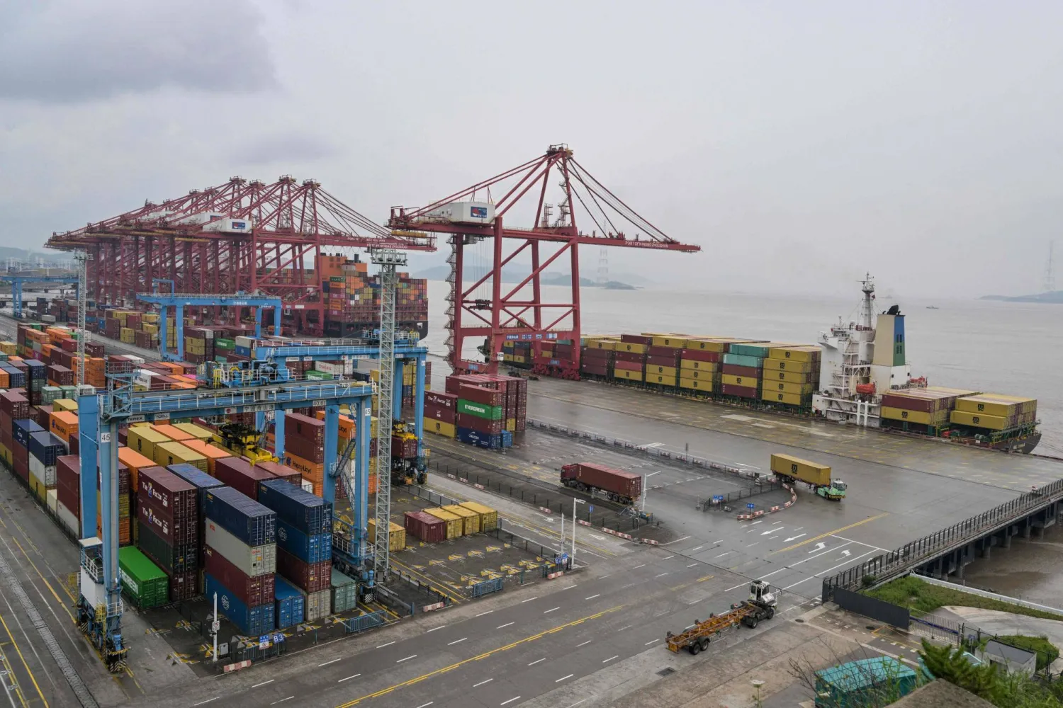 رافعات وحاويات في ميناء نينغبو شرق الصين (أ.ف.ب)