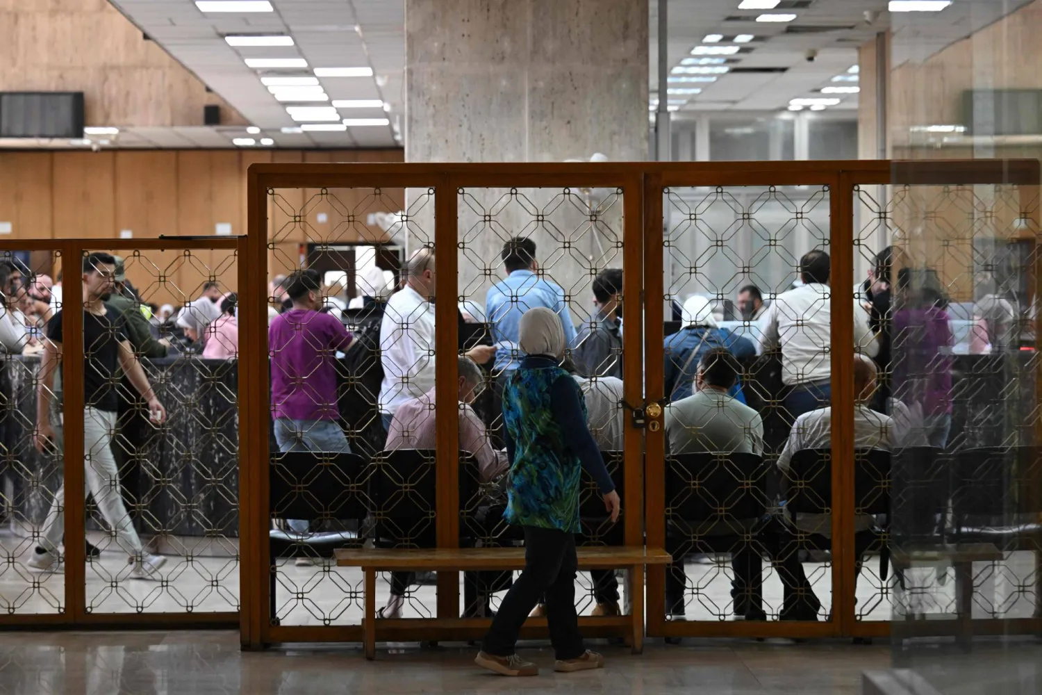 سوريون داخل المصرف المركزي بدمشق الأربعاء في ظل التفاؤل برفع الاتحاد الأوروبي جميع عقوباته الاقتصادية المتبقية على سوريا (أ.ف.ب)