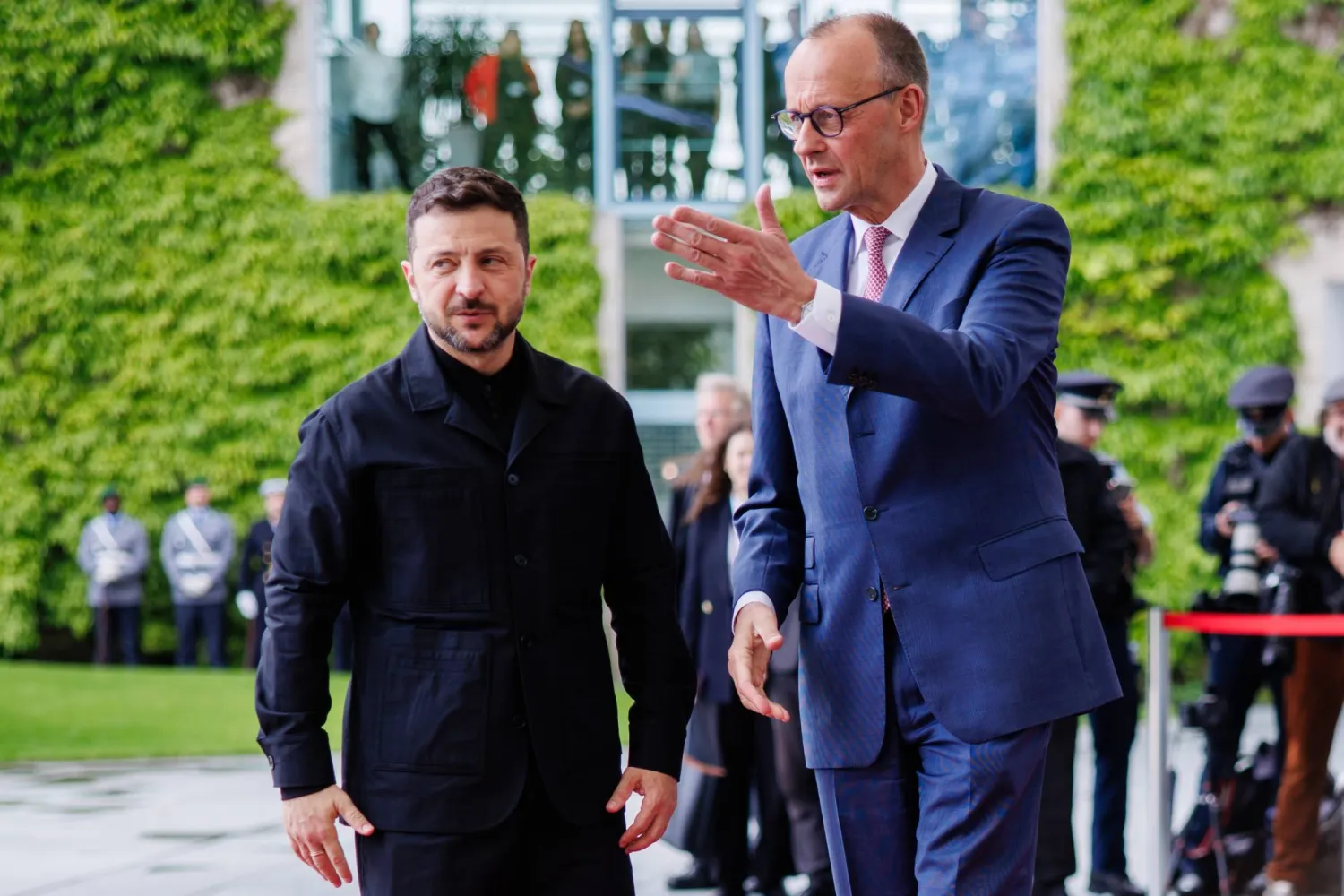 المستشار الألماني فريدريش ميرتس مستقبلاً الرئيس الأوكراني فولوديمير زيلينسكي في برلين (إ.ب.أ)