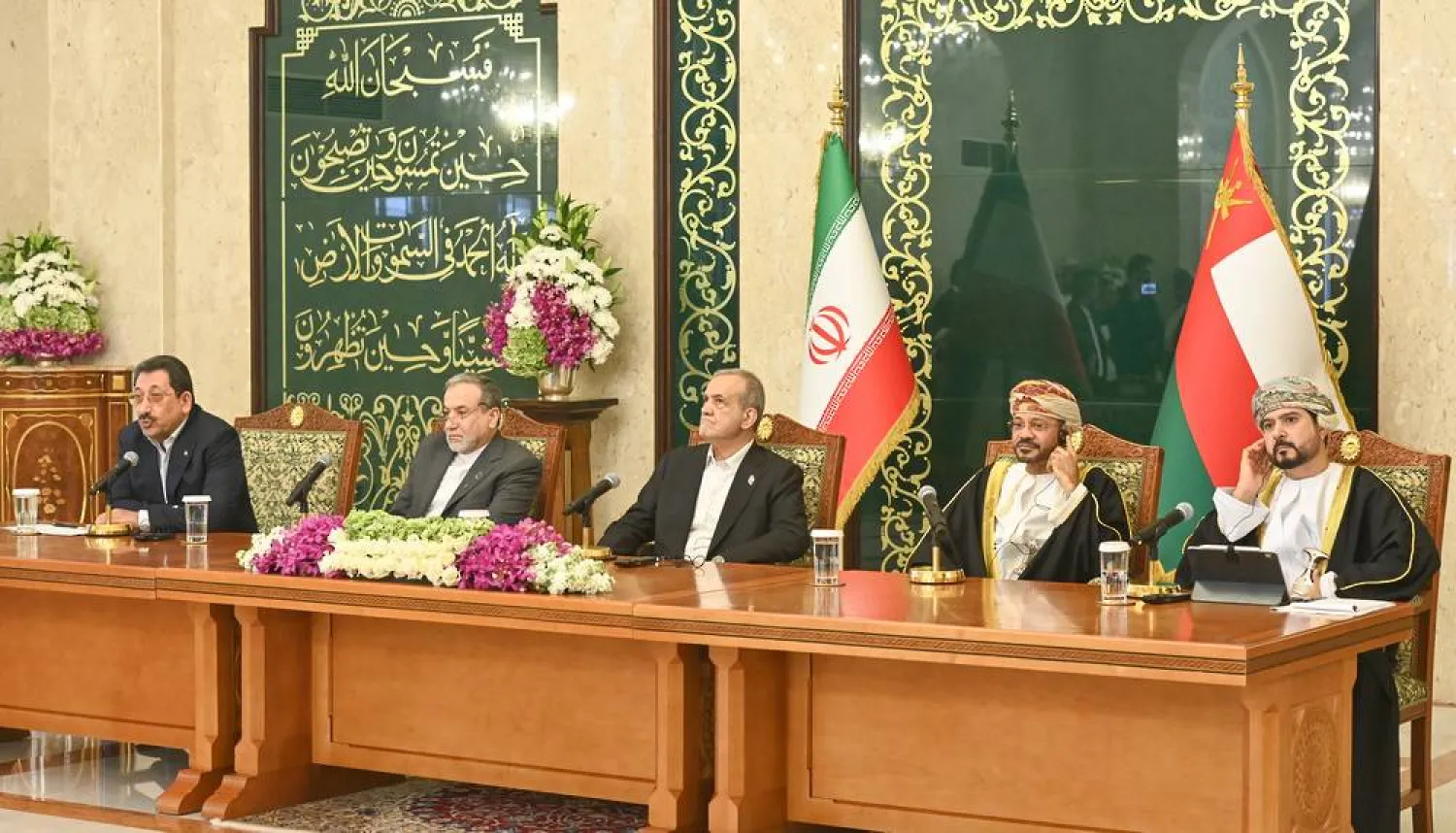 الرئيس الإيراني خلال لقائه في مسقط عدداً من أصحاب الأعمال العُمانيين والإيرانيين (العمانية)
