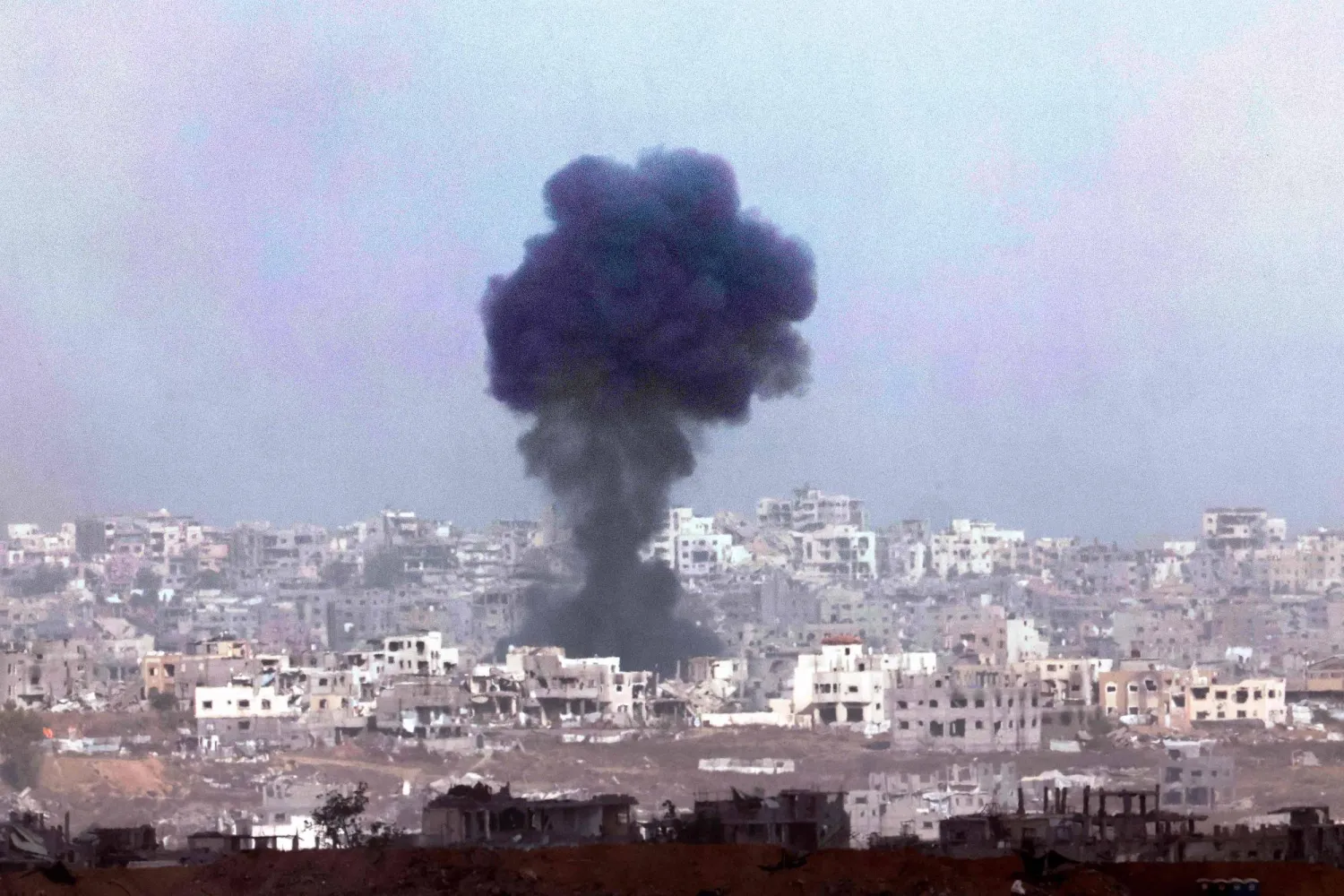 تصاعد الدخان جراء الغارات الإسرائيلية على غزة (أ.ف.ب)