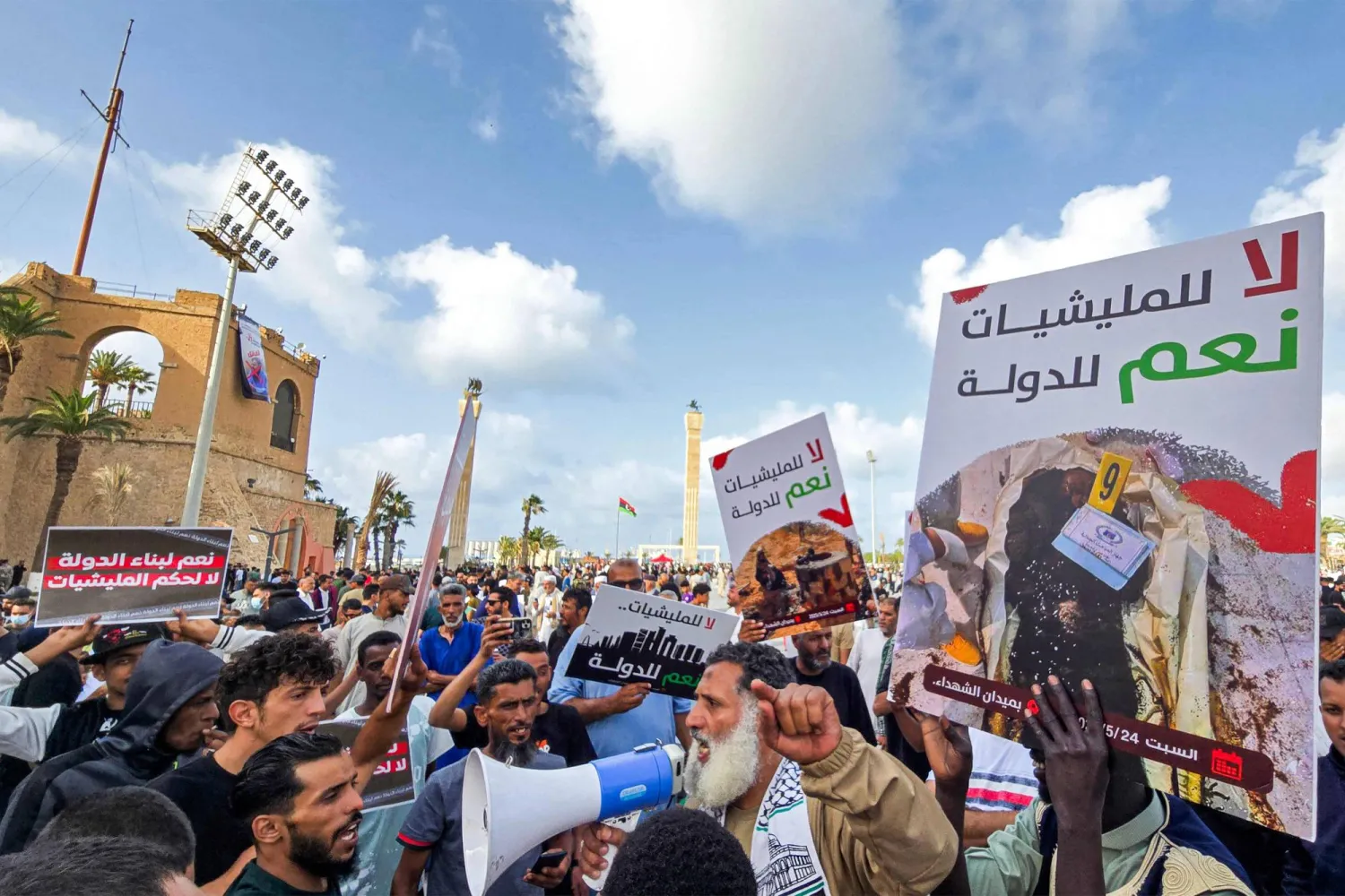 مع اتساع رقعة الحراك يتساءل الليبيون عن مدى قدرته على إحداث تغيير حقيقي في المشهد السياسي المعقد (أ.ف.ب)