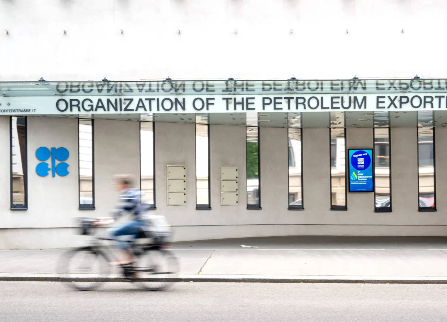 راكب دراجة يمرّ أمام مقرّ منظمة «أوبك» في فيينا (أ.ف.ب)