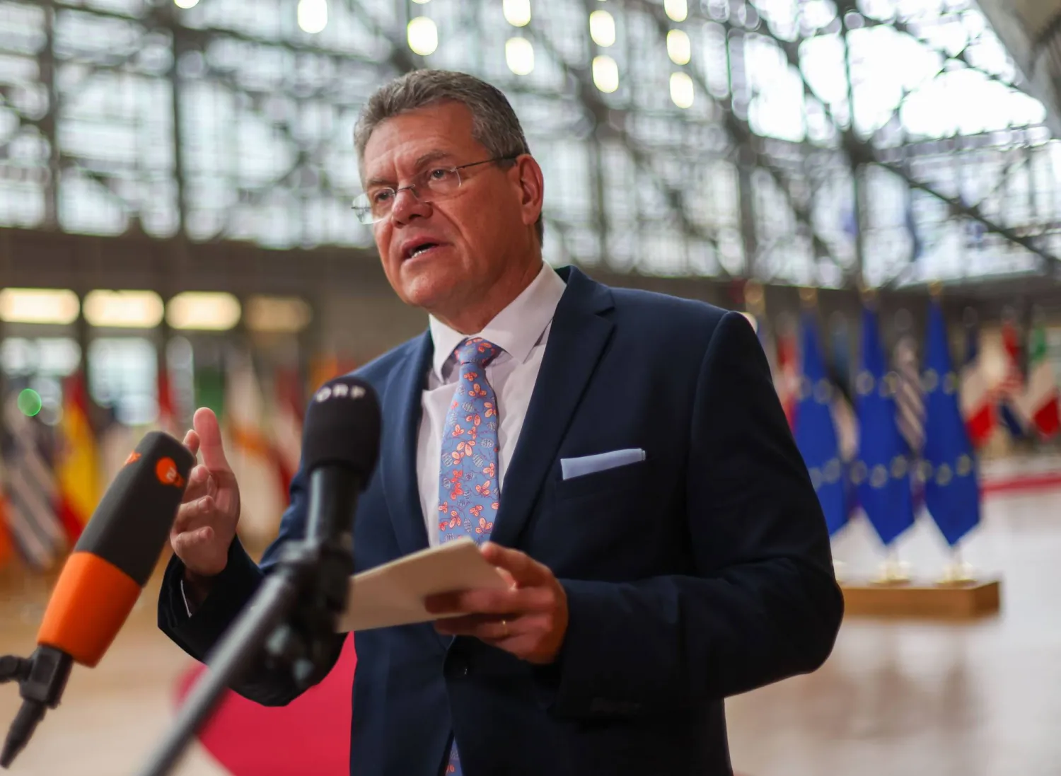 ماروس سيفكوفيتش يدلي بتصريحات للإعلام قبيل اجتماع وزراء تجارة الاتحاد الأوروبي في بروكسل 15 مايو 2025 (إ.ب.أ)