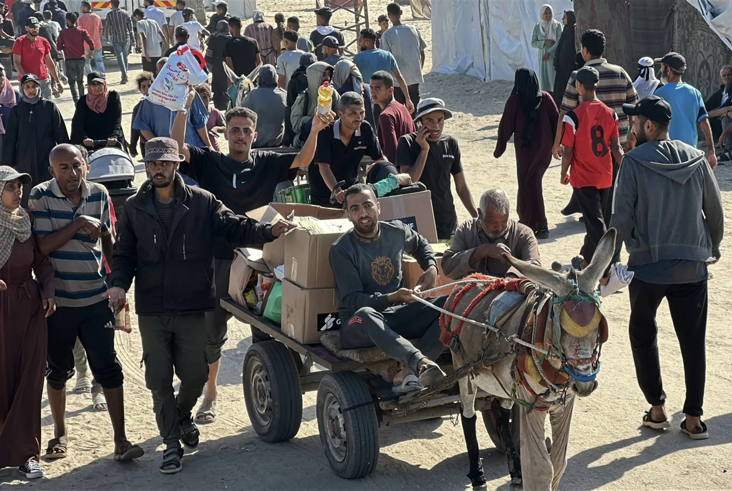 فلسطينيون يتجمعون بالقرب من موقع توزيع المساعدات الذي تديره «مؤسسة إغاثة غزة» المدعومة من الولايات المتحدة في رفح (د.ب.أ)