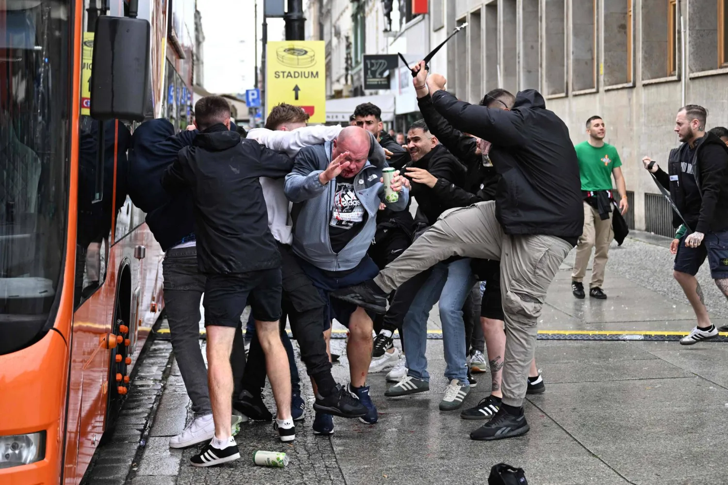 الشرطة البولندية قالت إنها تحاول التعرف على المشجعين المتورطين في الواقعة (أ.ف.ب)