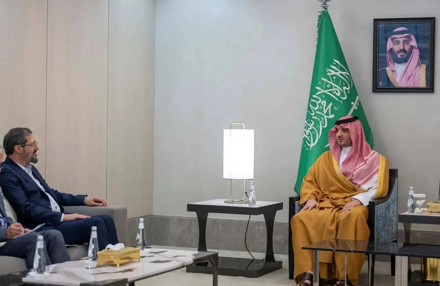 وزير الداخلية السعودي الأمير عبد العزيز بن سعود لدى استقباله علي رضا بيات رئيس منظمة الحج الإيرانية (واس)