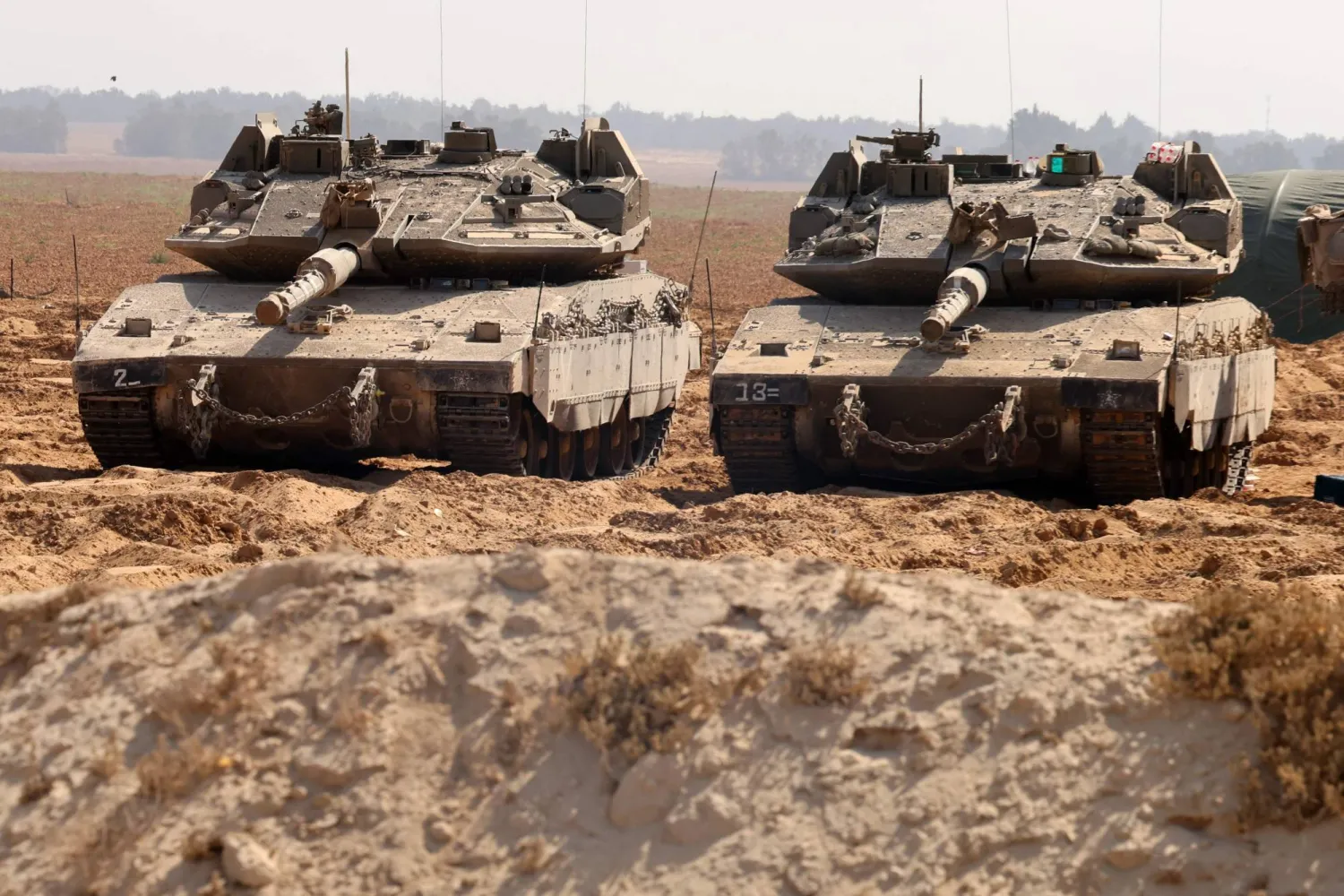 دبابات الجيش الإسرائيلي تتمركز على الحدود بين إسرائيل وقطاع غزة (أ.ف.ب)