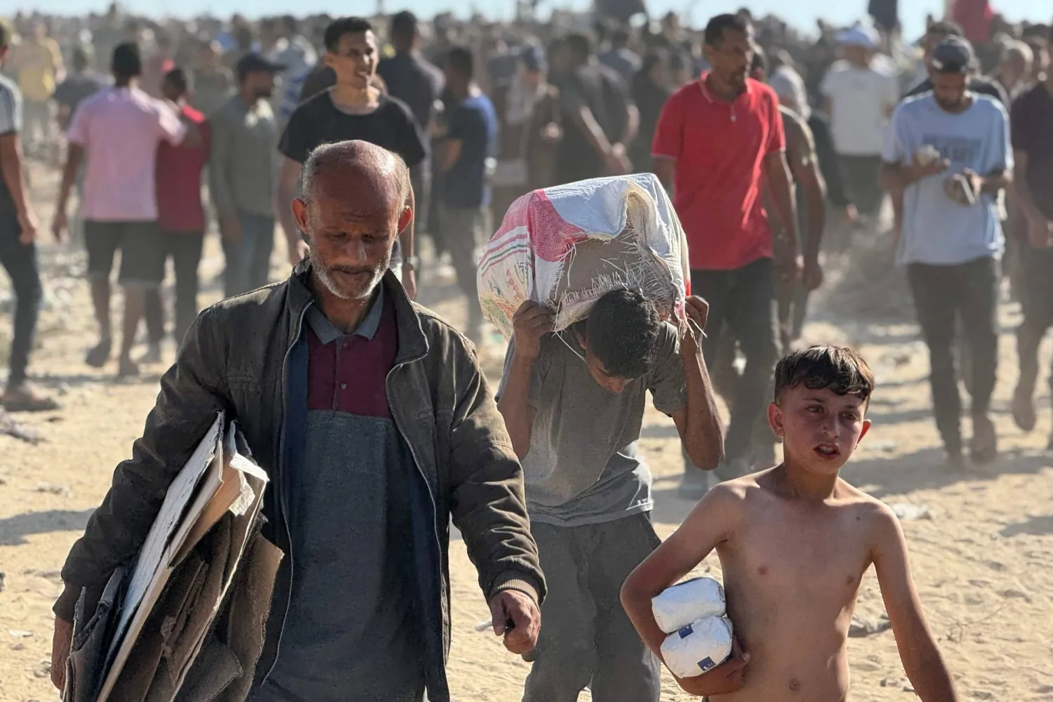 نازحون فلسطينيون حصلوا على مساعدات غذائية من مؤسسة مدعومة من الولايات المتحدة في رفح جنوب غزة الثلاثاء (تصوير: وكالة الصحافة الفرنسية)