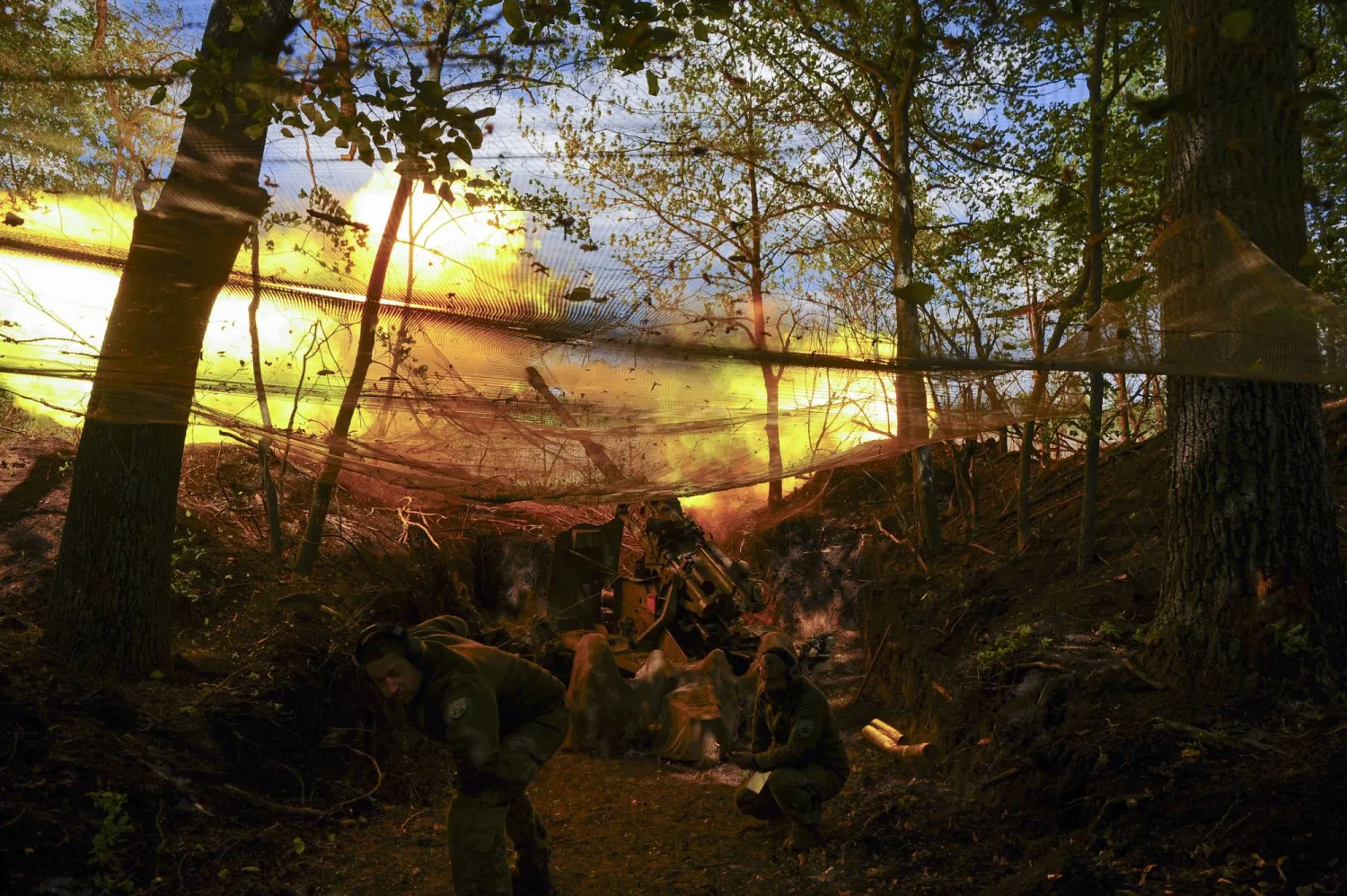 جنود أوكرانيون يطلقون النار باتجاه مواقع للجيش الروسي على خط المواجهة في منطقة خاركيف (إ.ب.أ)