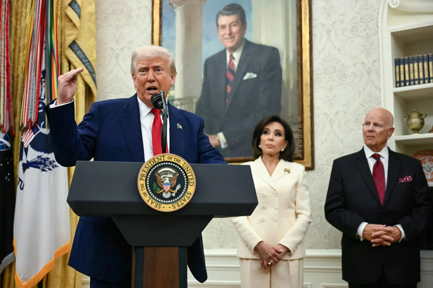 الرئيس الأميركي دونالد ترمب يتحدث في المكتب البيضاوي 28 مايو 2025 (أ.ف.ب)