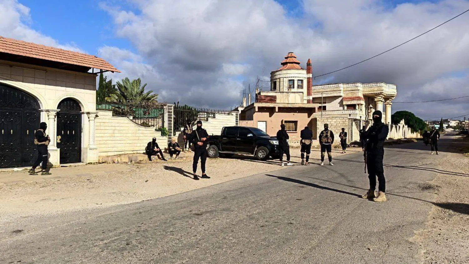 انتشار قوى الأمن الداخلي في مدينة جاسم شمال درعا في ظل منع تجول الأربعاء (محافظة درعا تلغرام)