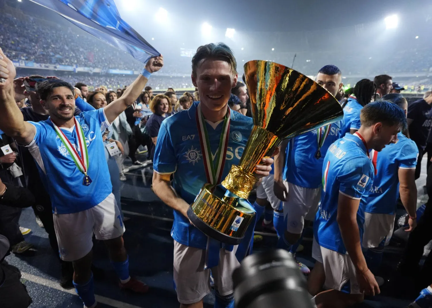 ماكتوميناي يقود نابولي للفوز بلقب الدوري الإيطالي (رويترز)