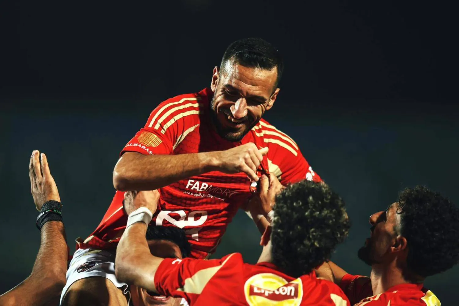 فرحة اللاعبين بعد حسم لقب الدوري المصري (النادي الأهلي)