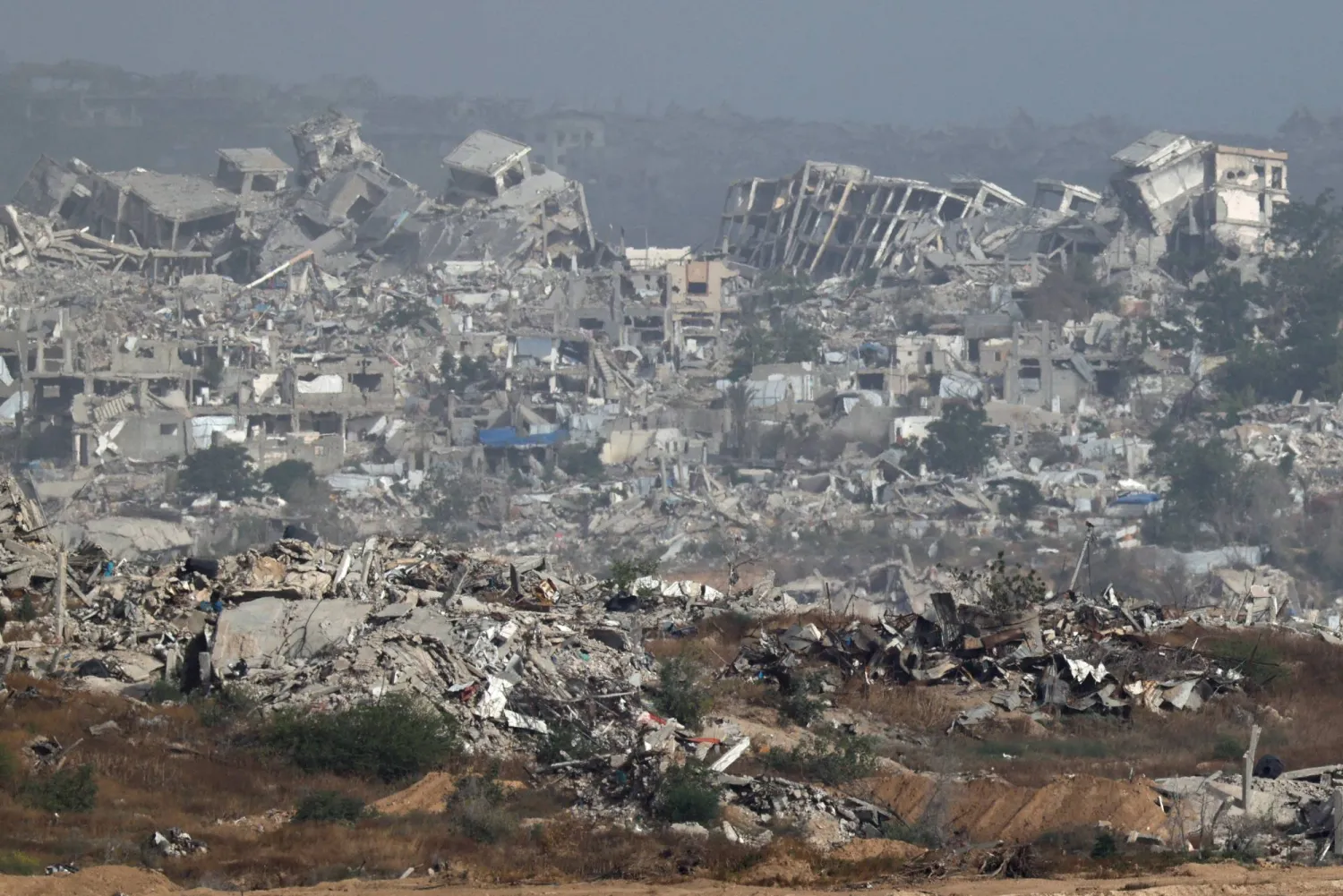 جانب من الدمار الذي لحق بقطاع غزة من جراء الغارات الإسرائيلية (رويترز)