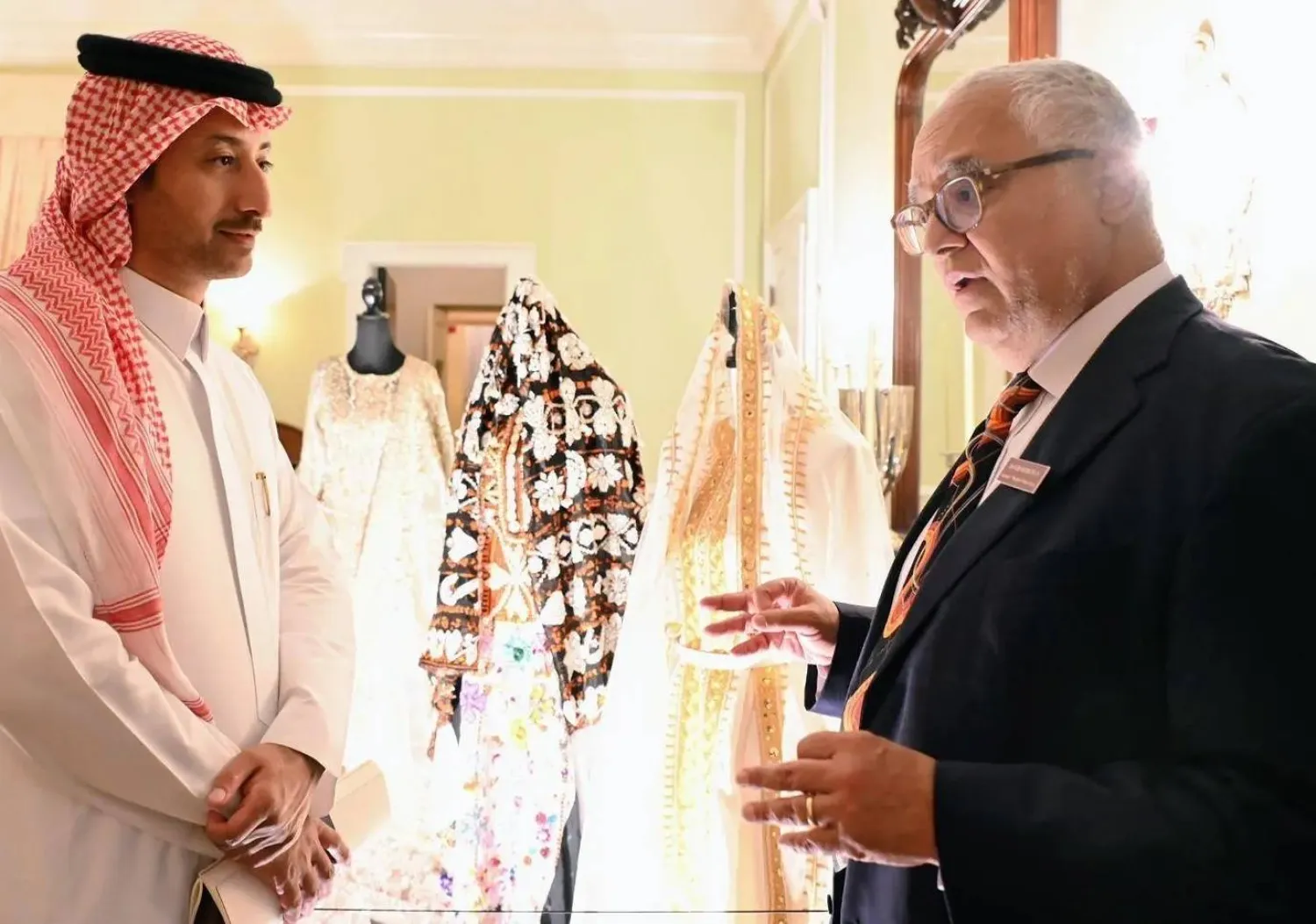 جاءت مشاركة السعودية عبر عرض «ثوب النشل» (واس)