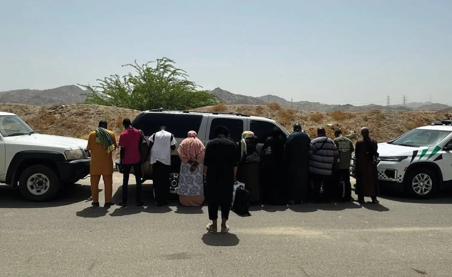 مخالفون لأنظمة الحج بعد ضبطهم في طريقهم إلى مكة المكرمة (الأمن العام)