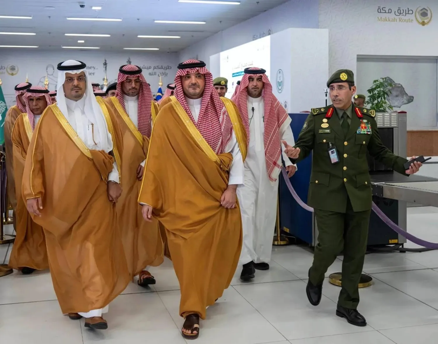 وزير الداخلية السعودي لدى زيارته صالة مبادرة «طريق مكة» بمطار الملك عبد العزيز الدولي في جدة (واس)