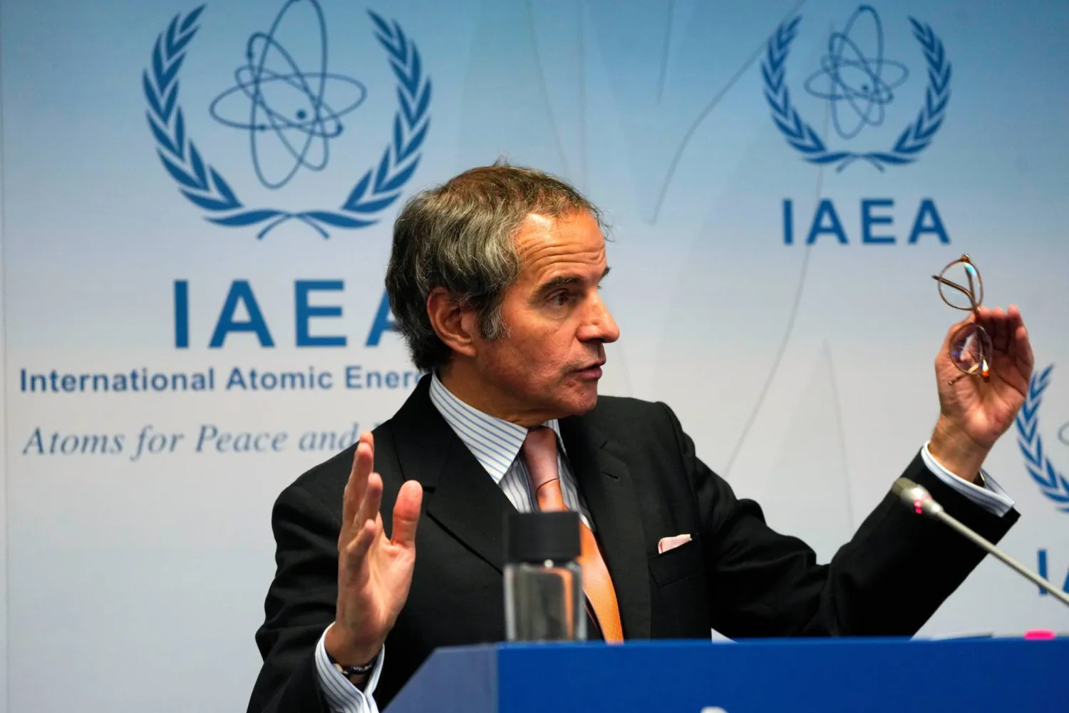 غروسي يتحدث إلى الصحافيين بمقر «الوكالة الدولية للطاقة الذرية» في فيينا (أ.ب)