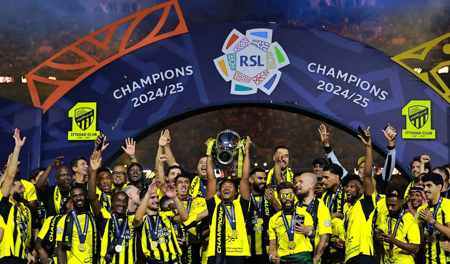 لاعبو الاتحاد خلال التتويج بلقب الموسم الحالي 2025 (رويترز)