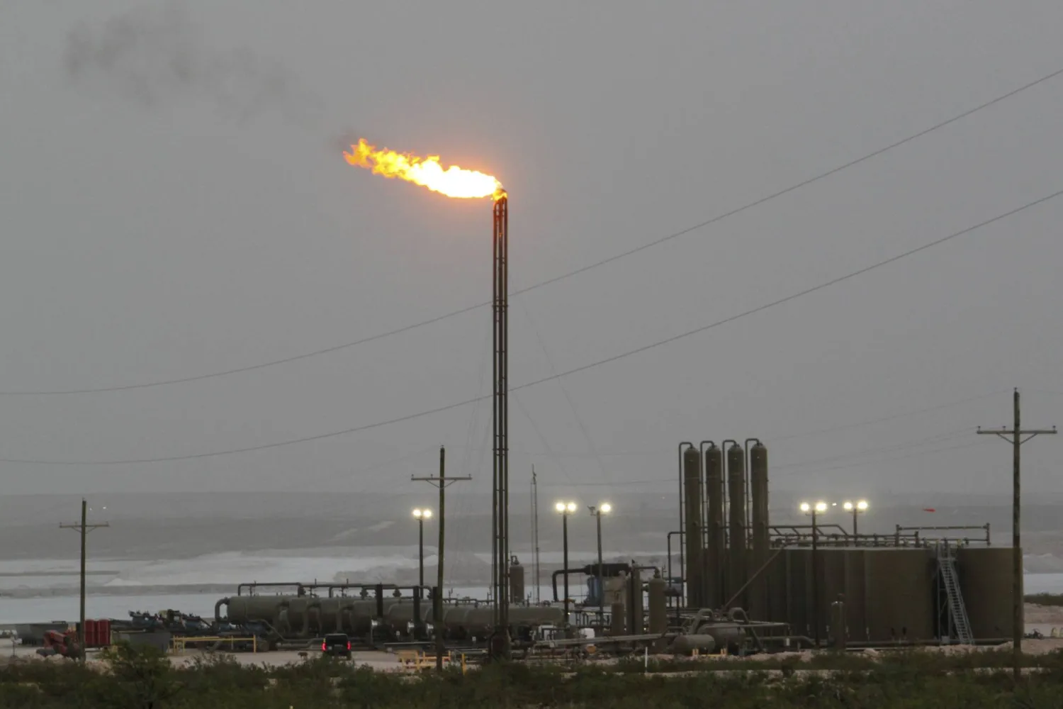 رياح قوية تثير الغبار أثناء إشعال منشأة في حوض بيرميان للغاز الطبيعي شرق كارلسباد في نيو مكسيكو (أ.ب)