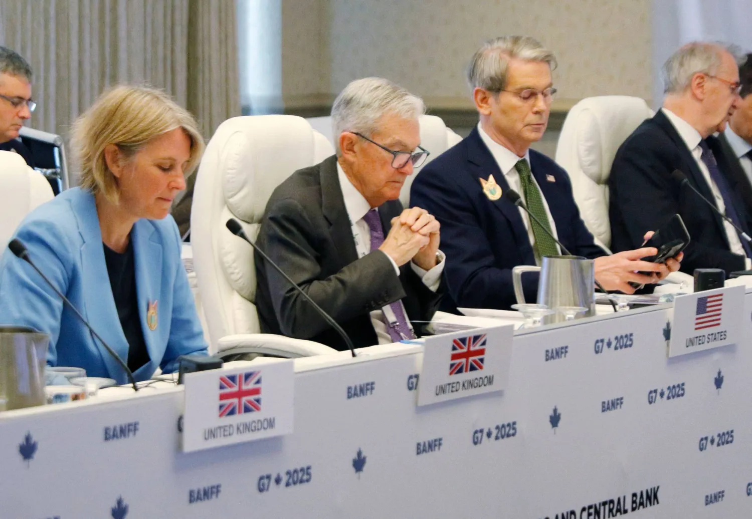 رئيس الاحتياطي الفيدرالي ووزير الخزانة سكوت بيسنت يحضران افتتاح اجتماع وزراء مالية مجموعة السبع في ألبرتا بكندا (أ.ف.ب)