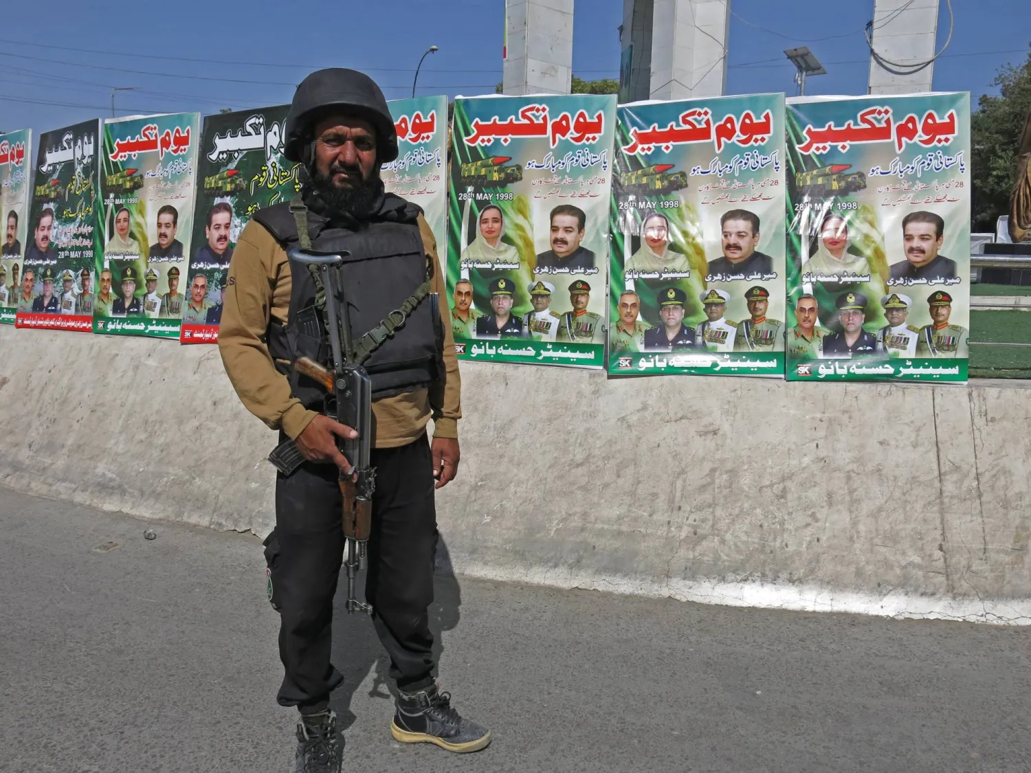 مسؤول أمني يقف خلال تجمع في كويتا عاصمة إقليم بلوشستان في 28 مايو 2025 (إ.ب.أ)