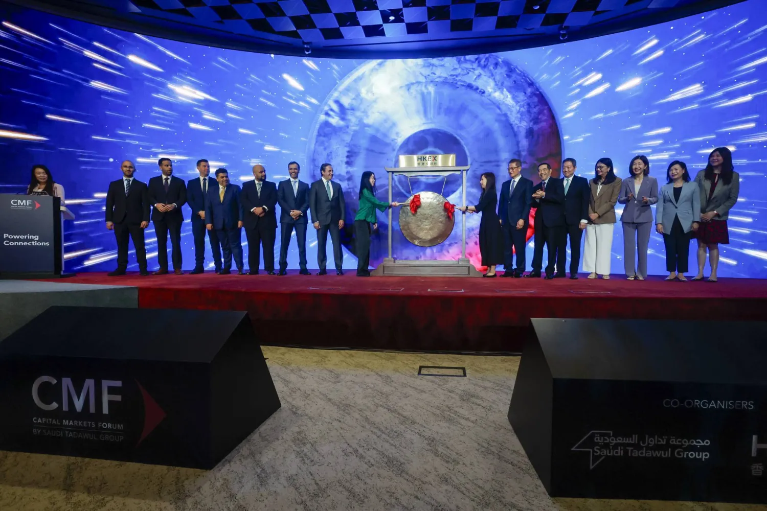 قرع الجرس إيذاناً ببدء تداول الصندوق في بورصة هونغ كونغ خلال ملتقى الأسواق المالية (موقع الملتقى)